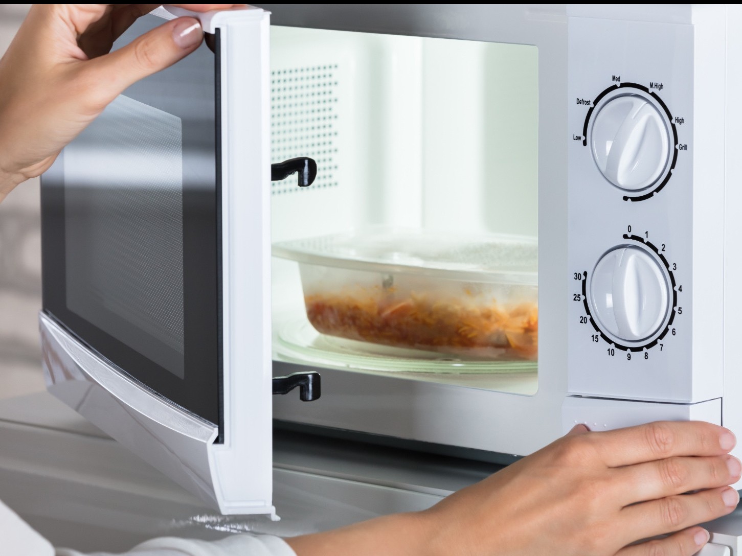 KHI SỬ DỤNG LÒ VI SÓNG  CÓ NHỮNG LỖI CƠ BẢN NÀO?